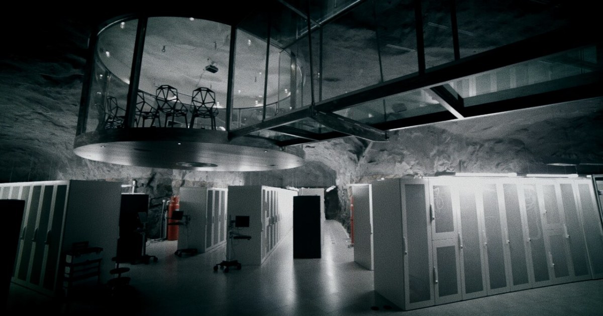 Centro de datos para representar gateways, servidores y ciberseguridad en pymes Centro de datos con racks para representar parches urgentes, gateways y ciberseguridad en pymes