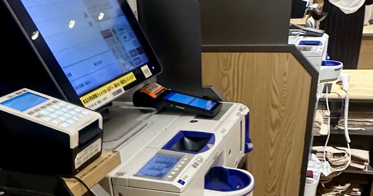 Punto de venta en mostrador de comercio, usado como referencia de sistemas que necesitan parches y respaldos