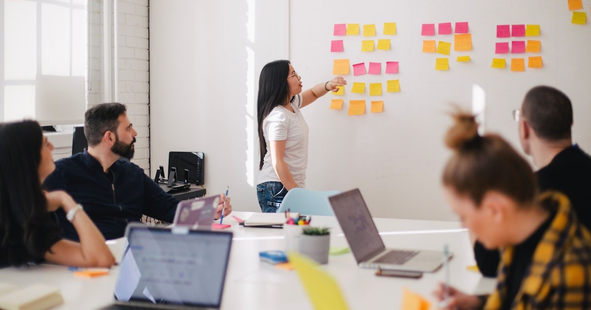 Equipo de trabajo planificando procesos de inteligencia artificial para una pyme