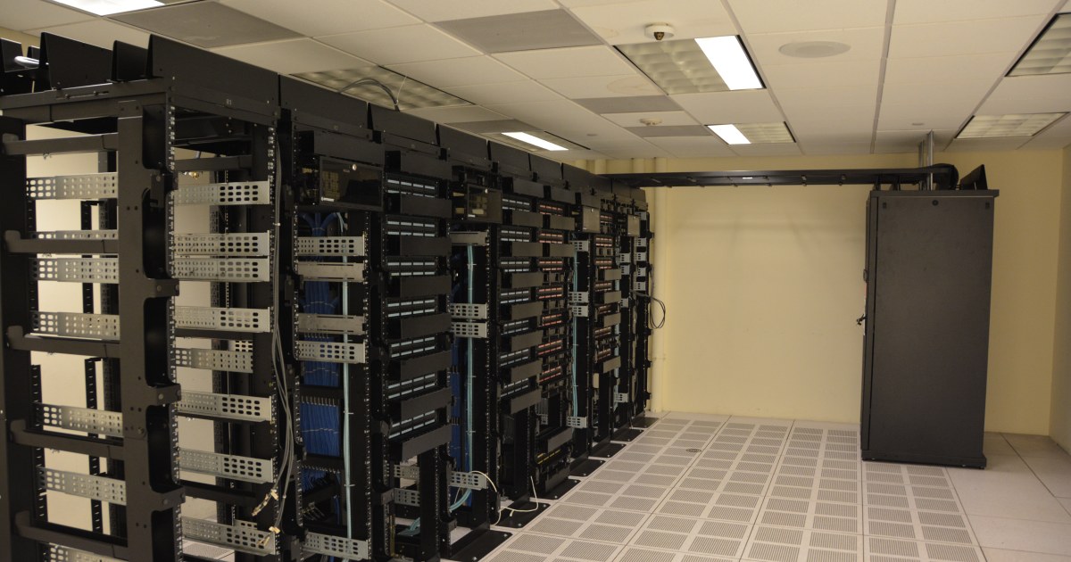 Pasillo de racks en centro de datos para nube privada Pasillo de racks en centro de datos para representar nube privada, archivos empresariales y continuidad operativa