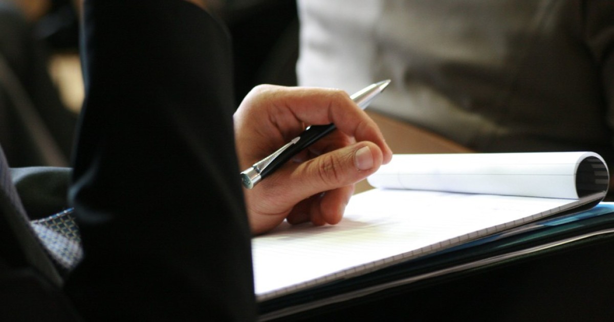 Toma de notas para documentar evidencia digital en pymes Persona tomando notas para documentar evidencia digital y cadena de custodia en una pyme