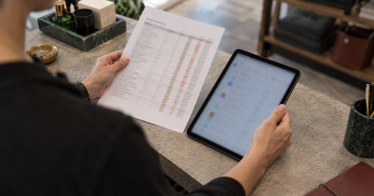 Riesgos IA correo archivos pymes 20260909 realista Persona revisando permisos y una tablet para controlar riesgos de IA en correo y archivos de una pyme
