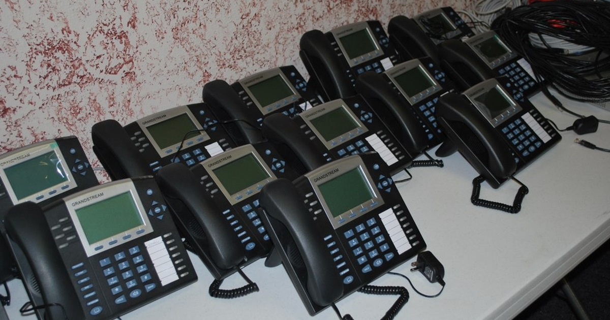 Equipos telefónicos sobre una mesa para comunicaciones operativas Varios teléfonos de oficina sobre una mesa, fotografía ilustrativa de comunicaciones operativas