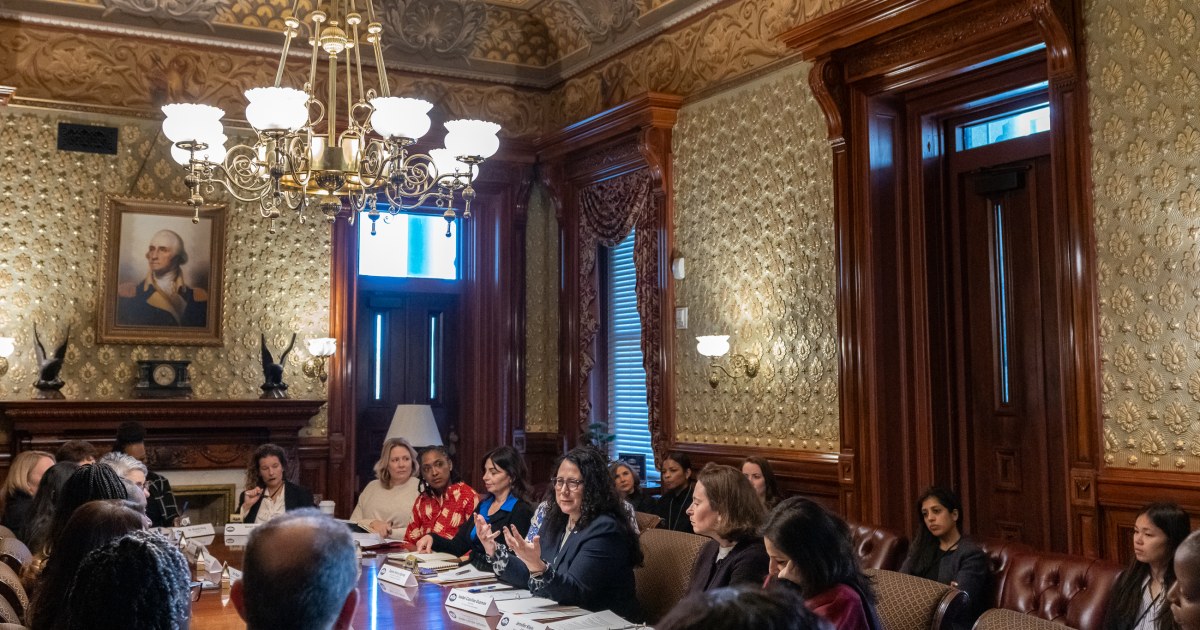Sala de juntas revisando reglas de uso de IA en una pyme Sala de juntas con varias personas para representar reglas internas, revision humana y gobierno de IA generativa en pymes