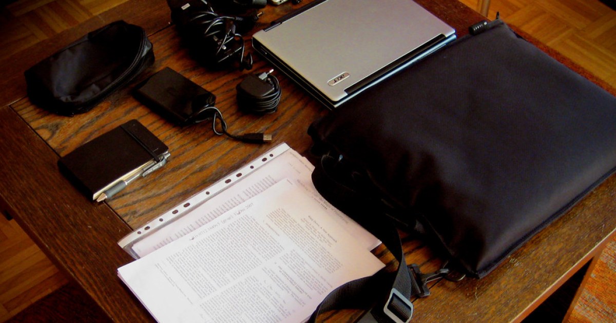 Mesa de trabajo con laptop y documentos para revisar permisos de IA Mesa de trabajo con laptop, documentos y equipo para representar control de datos, permisos y agentes de IA en pymes