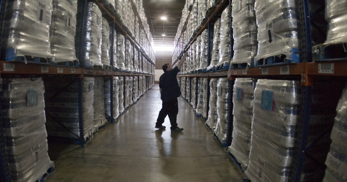 Persona en almacen revisando inventario, codigos de barras y control de existencias para Siigo Aspel SAE